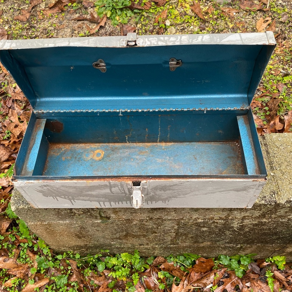Metal box - Picture 2 of 2